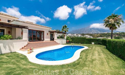 Spacieuse villa de luxe indépendante à vendre, de style architectural andalou, située en hauteur au cœur de Nueva Andalucia 45125
