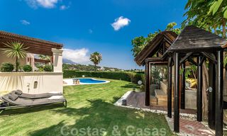 Amplia villa de lujo en venta, de estilo andaluz situada en una posición alta en Nueva Andalucía, Marbella 45127 