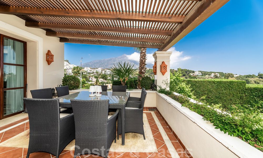 Amplia villa de lujo en venta, de estilo andaluz situada en una posición alta en Nueva Andalucía, Marbella 45128