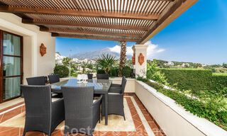 Amplia villa de lujo en venta, de estilo andaluz situada en una posición alta en Nueva Andalucía, Marbella 45128 