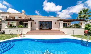 Amplia villa de lujo en venta, de estilo andaluz situada en una posición alta en Nueva Andalucía, Marbella 45129 