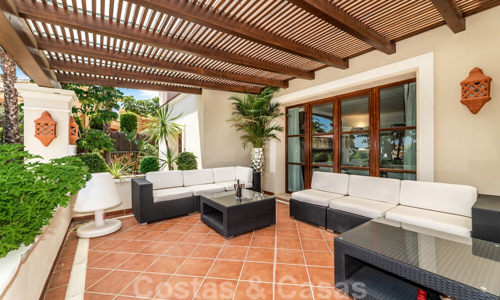 Amplia villa de lujo en venta, de estilo andaluz situada en una posición alta en Nueva Andalucía, Marbella 45130