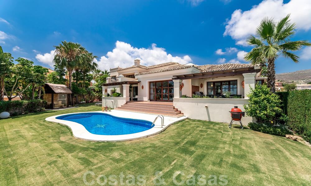 Amplia villa de lujo en venta, de estilo andaluz situada en una posición alta en Nueva Andalucía, Marbella 45131