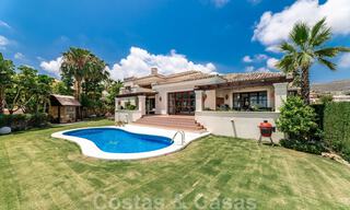 Amplia villa de lujo en venta, de estilo andaluz situada en una posición alta en Nueva Andalucía, Marbella 45131 