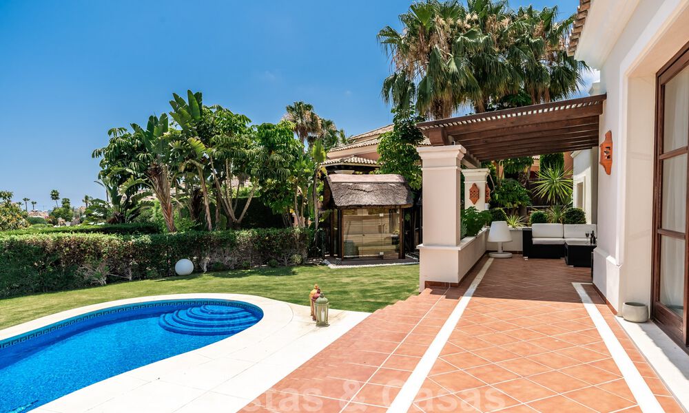 Amplia villa de lujo en venta, de estilo andaluz situada en una posición alta en Nueva Andalucía, Marbella 45133