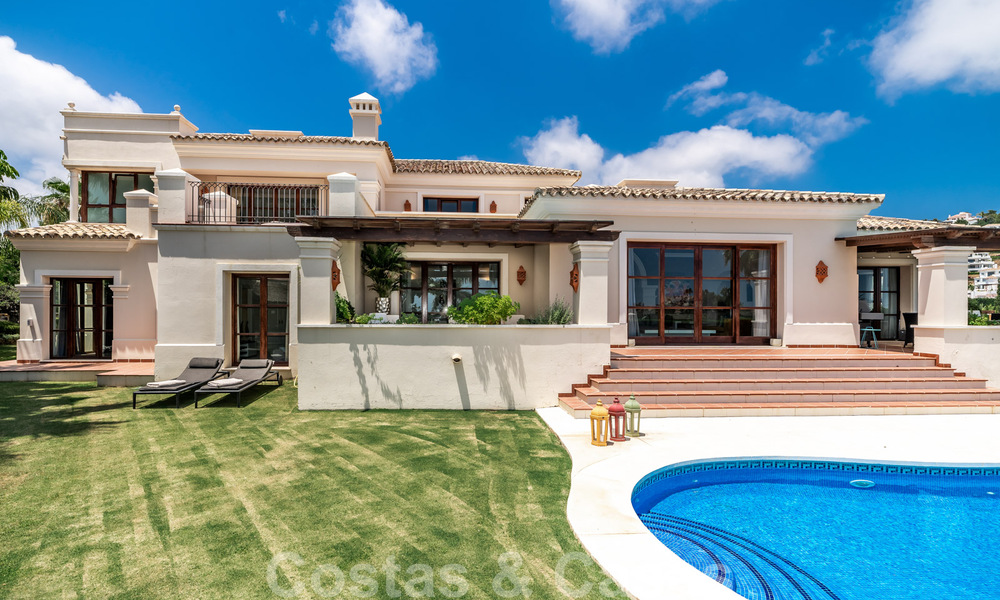 Amplia villa de lujo en venta, de estilo andaluz situada en una posición alta en Nueva Andalucía, Marbella 45134