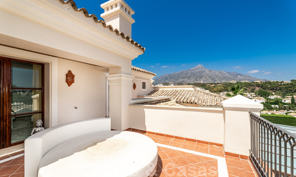 Amplia villa de lujo en venta, de estilo andaluz situada en una posición alta en Nueva Andalucía, Marbella 45136