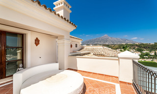 Amplia villa de lujo en venta, de estilo andaluz situada en una posición alta en Nueva Andalucía, Marbella 45136 