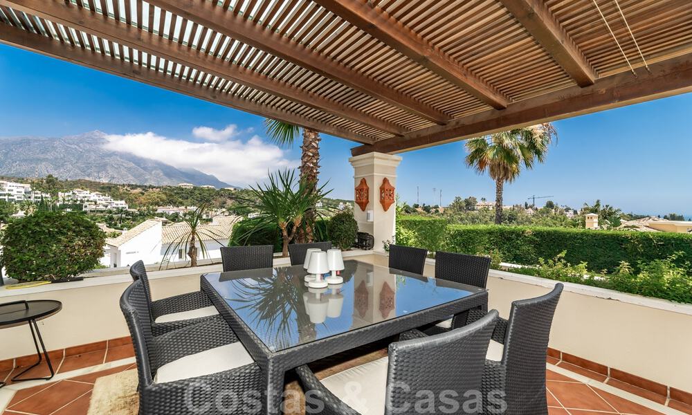 Amplia villa de lujo en venta, de estilo andaluz situada en una posición alta en Nueva Andalucía, Marbella 45137