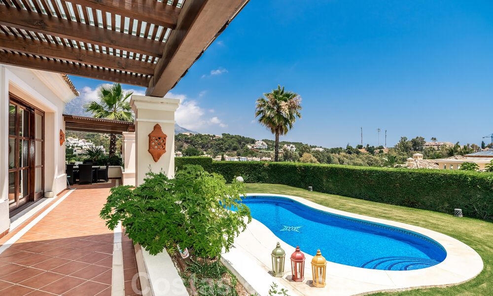 Amplia villa de lujo en venta, de estilo andaluz situada en una posición alta en Nueva Andalucía, Marbella 45138