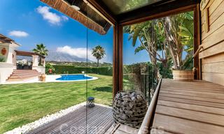 Amplia villa de lujo en venta, de estilo andaluz situada en una posición alta en Nueva Andalucía, Marbella 45139 