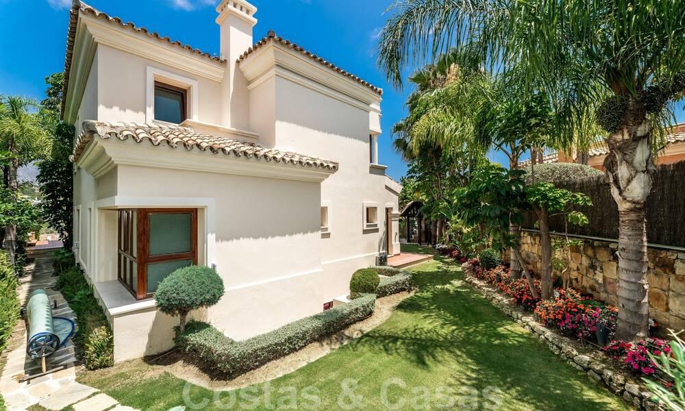 Amplia villa de lujo en venta, de estilo andaluz situada en una posición alta en Nueva Andalucía, Marbella 45140