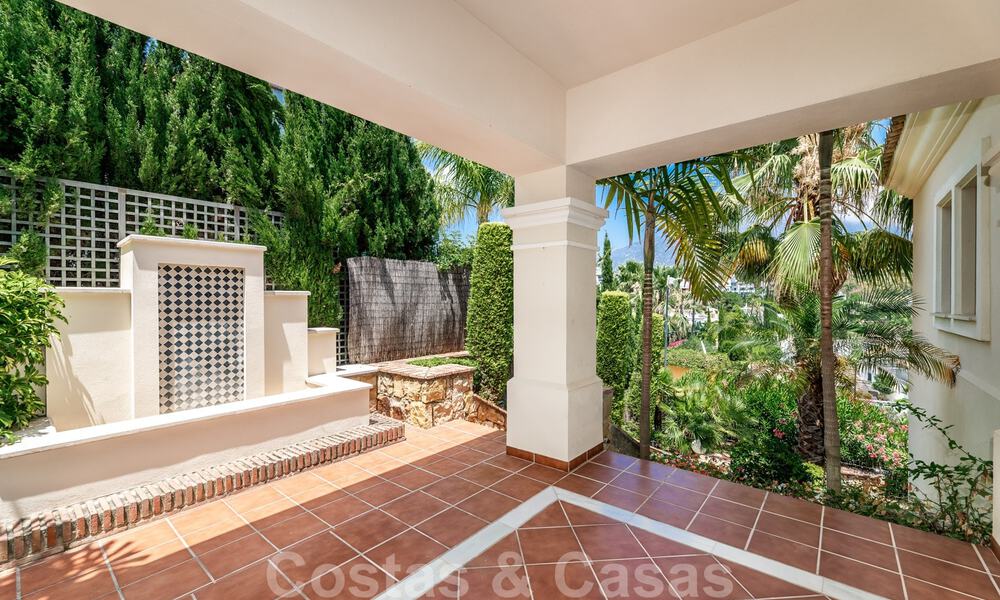 Amplia villa de lujo en venta, de estilo andaluz situada en una posición alta en Nueva Andalucía, Marbella 45144