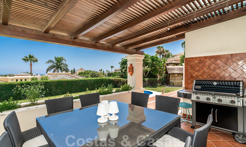 Amplia villa de lujo en venta, de estilo andaluz situada en una posición alta en Nueva Andalucía, Marbella 45145