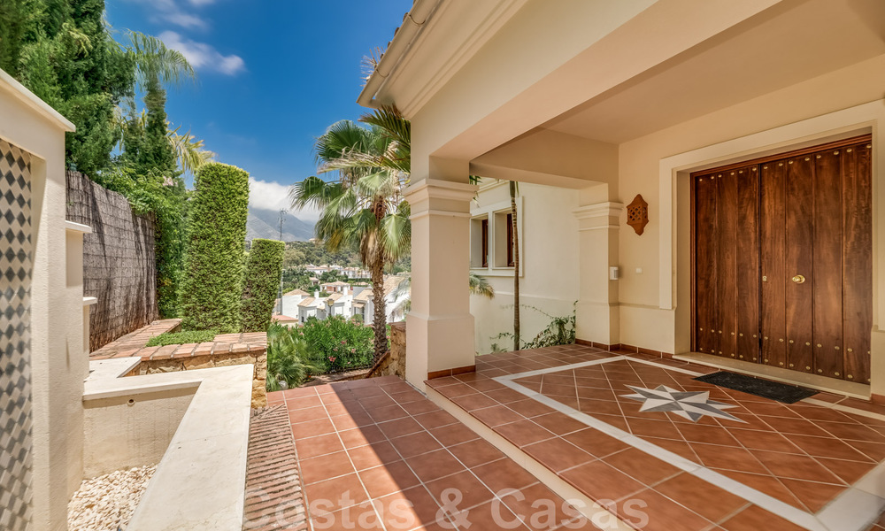 Amplia villa de lujo en venta, de estilo andaluz situada en una posición alta en Nueva Andalucía, Marbella 45146
