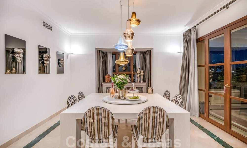 Amplia villa de lujo en venta, de estilo andaluz situada en una posición alta en Nueva Andalucía, Marbella 45149