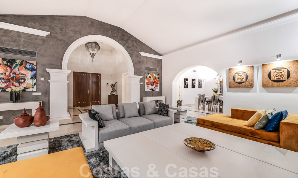 Amplia villa de lujo en venta, de estilo andaluz situada en una posición alta en Nueva Andalucía, Marbella 45151