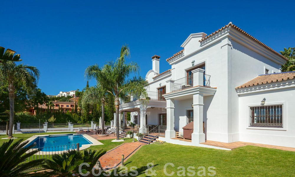Amplia y encantadora villa de lujo en venta, en una urbanización residencial preferida en la Nueva Milla de Oro, Benahavis - Marbella 45605