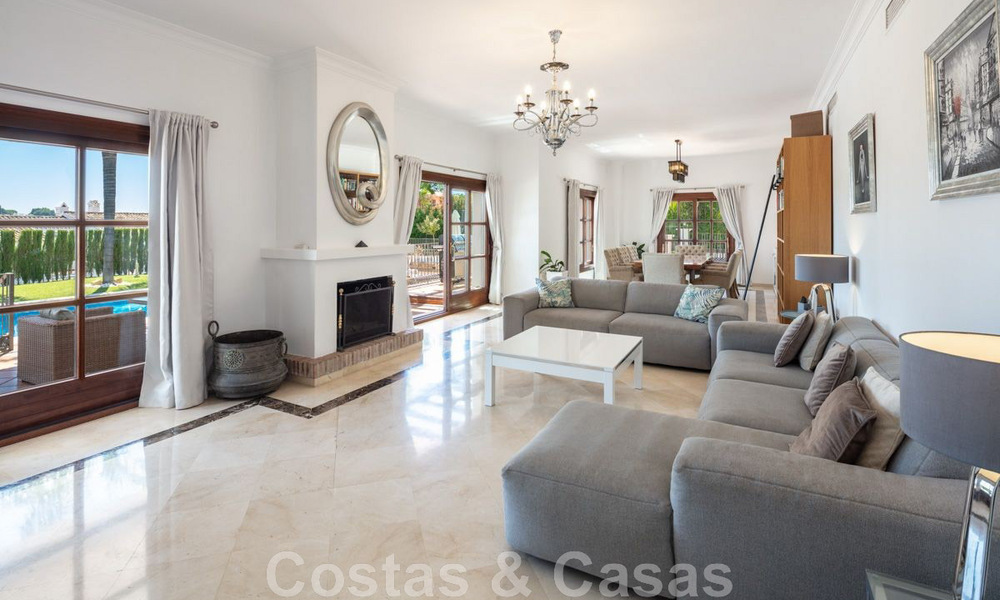 Amplia y encantadora villa de lujo en venta, en una urbanización residencial preferida en la Nueva Milla de Oro, Benahavis - Marbella 45607