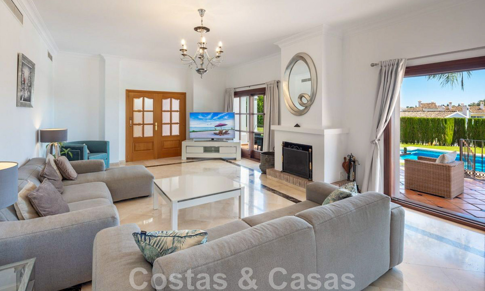 Amplia y encantadora villa de lujo en venta, en una urbanización residencial preferida en la Nueva Milla de Oro, Benahavis - Marbella 45609