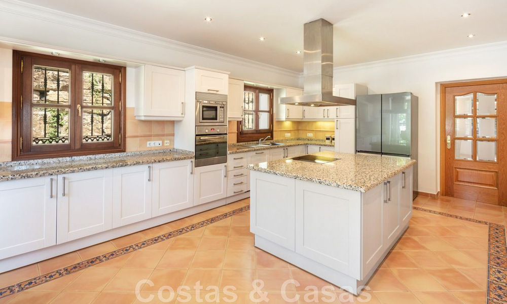 Amplia y encantadora villa de lujo en venta, en una urbanización residencial preferida en la Nueva Milla de Oro, Benahavis - Marbella 45610