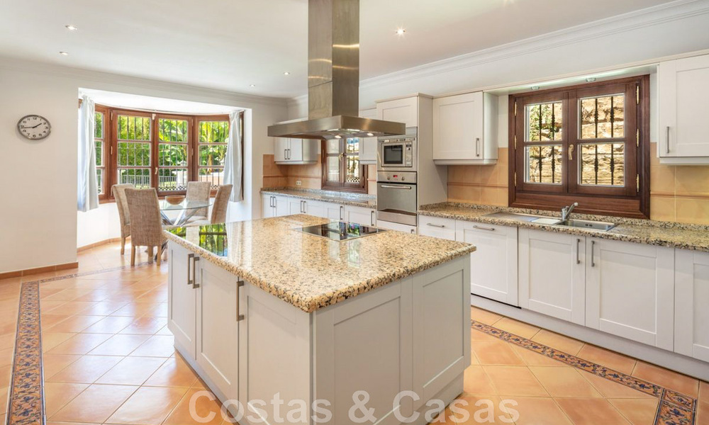 Amplia y encantadora villa de lujo en venta, en una urbanización residencial preferida en la Nueva Milla de Oro, Benahavis - Marbella 45611
