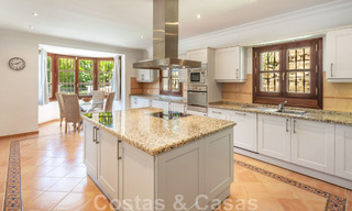 Amplia y encantadora villa de lujo en venta, en una urbanización residencial preferida en la Nueva Milla de Oro, Benahavis - Marbella 45611 