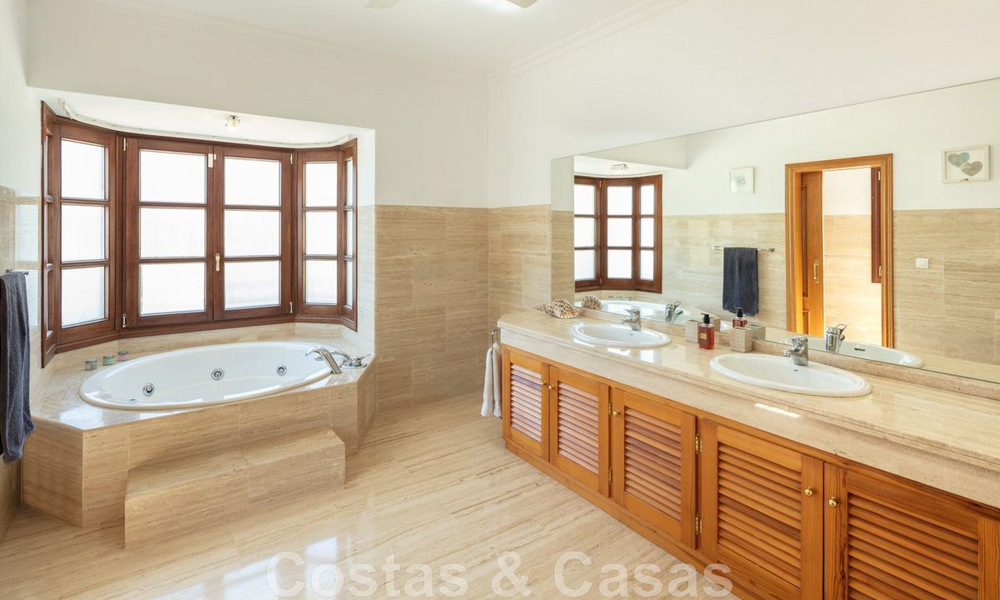 Amplia y encantadora villa de lujo en venta, en una urbanización residencial preferida en la Nueva Milla de Oro, Benahavis - Marbella 45614