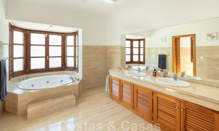 Amplia y encantadora villa de lujo en venta, en una urbanización residencial preferida en la Nueva Milla de Oro, Benahavis - Marbella 45614 