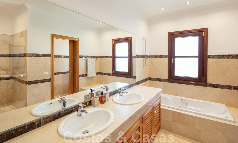 Amplia y encantadora villa de lujo en venta, en una urbanización residencial preferida en la Nueva Milla de Oro, Benahavis - Marbella 45617