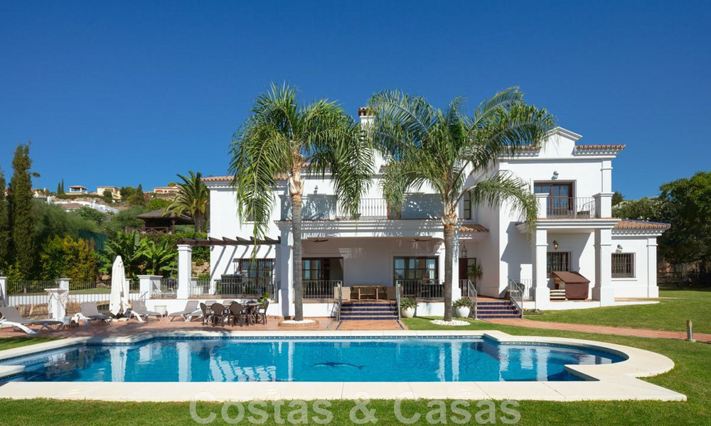 Amplia y encantadora villa de lujo en venta, en una urbanización residencial preferida en la Nueva Milla de Oro, Benahavis - Marbella 45618