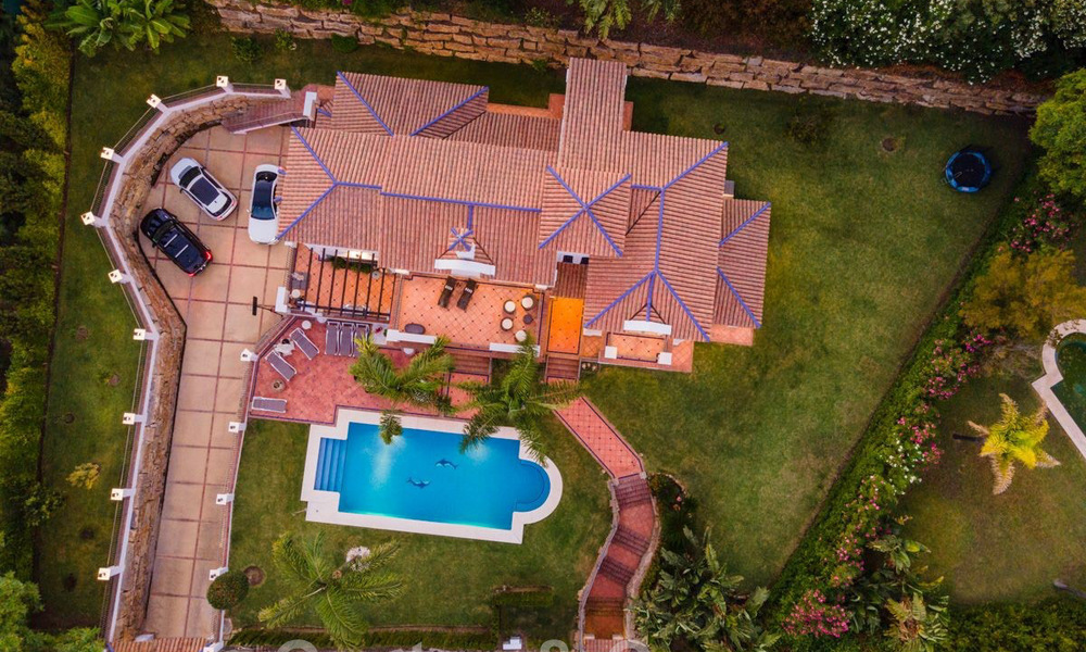 Amplia y encantadora villa de lujo en venta, en una urbanización residencial preferida en la Nueva Milla de Oro, Benahavis - Marbella 45621