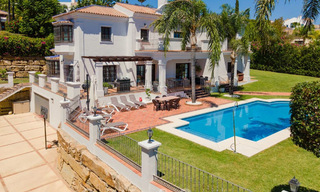 Amplia y encantadora villa de lujo en venta, en una urbanización residencial preferida en la Nueva Milla de Oro, Benahavis - Marbella 45622 
