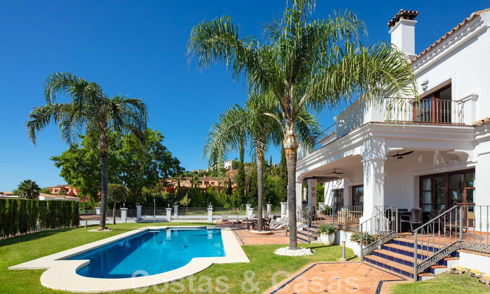 Amplia y encantadora villa de lujo en venta, en una urbanización residencial preferida en la Nueva Milla de Oro, Benahavis - Marbella 45625