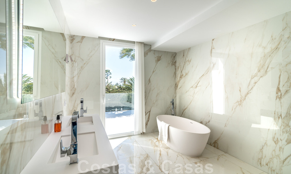 Villa de lujo única en venta en un estilo arquitectónico moderno y andaluz, con vistas al mar, a poca distancia de Puerto Banús, Marbella 45821