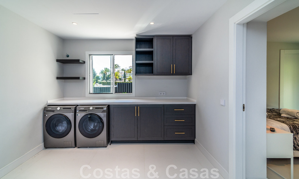 Villa de lujo única en venta en un estilo arquitectónico moderno y andaluz, con vistas al mar, a poca distancia de Puerto Banús, Marbella 45822