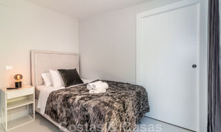 Villa de lujo única en venta en un estilo arquitectónico moderno y andaluz, con vistas al mar, a poca distancia de Puerto Banús, Marbella 45824 