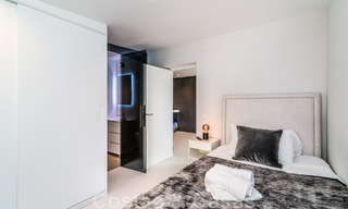 Villa de lujo única en venta en un estilo arquitectónico moderno y andaluz, con vistas al mar, a poca distancia de Puerto Banús, Marbella 45825 