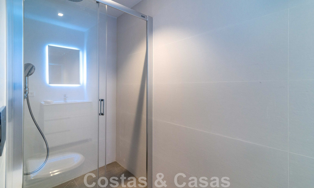 Villa de lujo única en venta en un estilo arquitectónico moderno y andaluz, con vistas al mar, a poca distancia de Puerto Banús, Marbella 45826