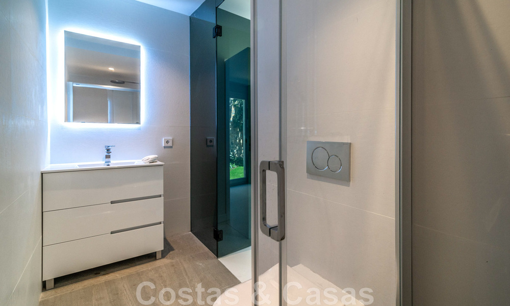 Villa de lujo única en venta en un estilo arquitectónico moderno y andaluz, con vistas al mar, a poca distancia de Puerto Banús, Marbella 45827