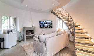 Villa de lujo única en venta en un estilo arquitectónico moderno y andaluz, con vistas al mar, a poca distancia de Puerto Banús, Marbella 45831 