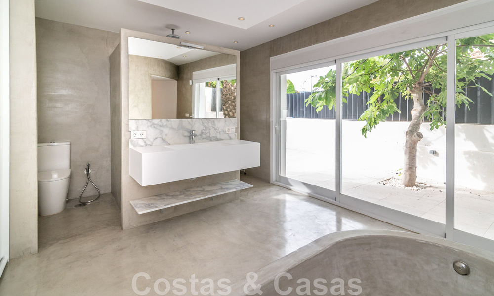 Villa de lujo única en venta en un estilo arquitectónico moderno y andaluz, con vistas al mar, a poca distancia de Puerto Banús, Marbella 45833