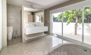 Villa de lujo única en venta en un estilo arquitectónico moderno y andaluz, con vistas al mar, a poca distancia de Puerto Banús, Marbella 45833 