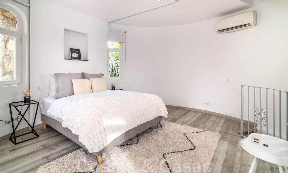 Villa de lujo única en venta en un estilo arquitectónico moderno y andaluz, con vistas al mar, a poca distancia de Puerto Banús, Marbella 45835