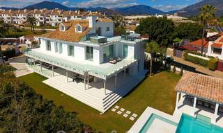 Villa de lujo única en venta en un estilo arquitectónico moderno y andaluz, con vistas al mar, a poca distancia de Puerto Banús, Marbella 45839 