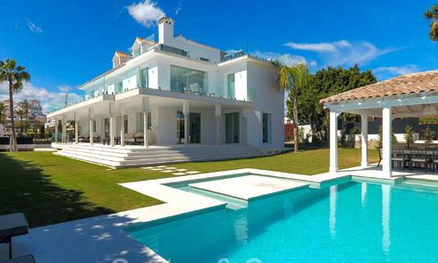 Villa de lujo única en venta en un estilo arquitectónico moderno y andaluz, con vistas al mar, a poca distancia de Puerto Banús, Marbella 45840