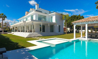 Villa de lujo única en venta en un estilo arquitectónico moderno y andaluz, con vistas al mar, a poca distancia de Puerto Banús, Marbella 45840 