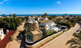 Villa de lujo única en venta en un estilo arquitectónico moderno y andaluz, con vistas al mar, a poca distancia de Puerto Banús, Marbella 45841 