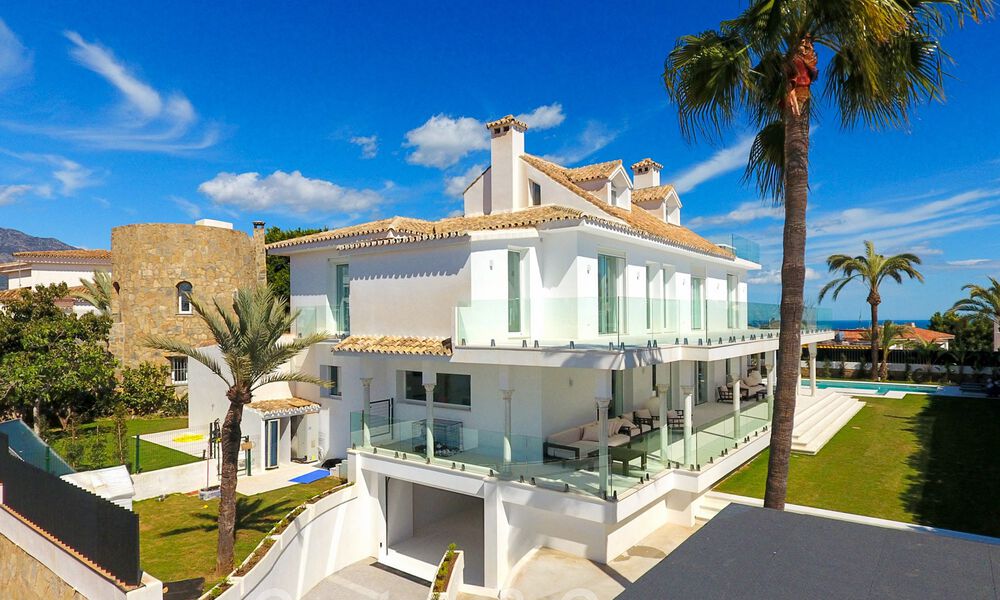 Villa de lujo única en venta en un estilo arquitectónico moderno y andaluz, con vistas al mar, a poca distancia de Puerto Banús, Marbella 45842