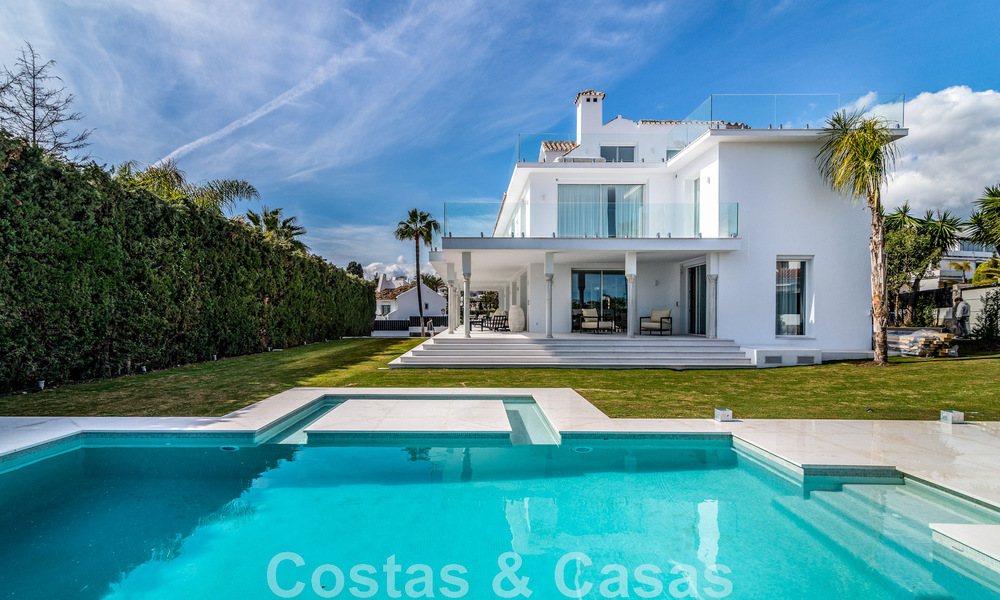 Villa de lujo única en venta en un estilo arquitectónico moderno y andaluz, con vistas al mar, a poca distancia de Puerto Banús, Marbella 45844
